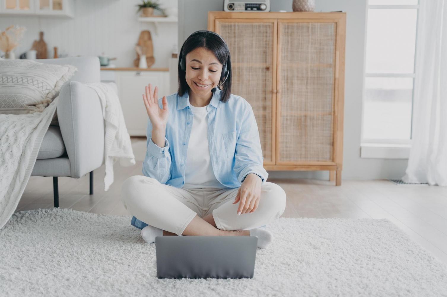 Ambiente di coaching online moderno con spazi dedicati alla crescita personale