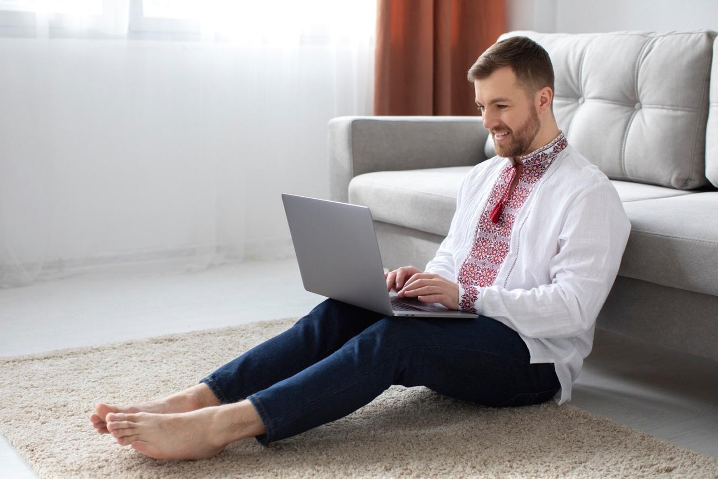 Persona che lavora su obiettivi personali con materiali di coaching